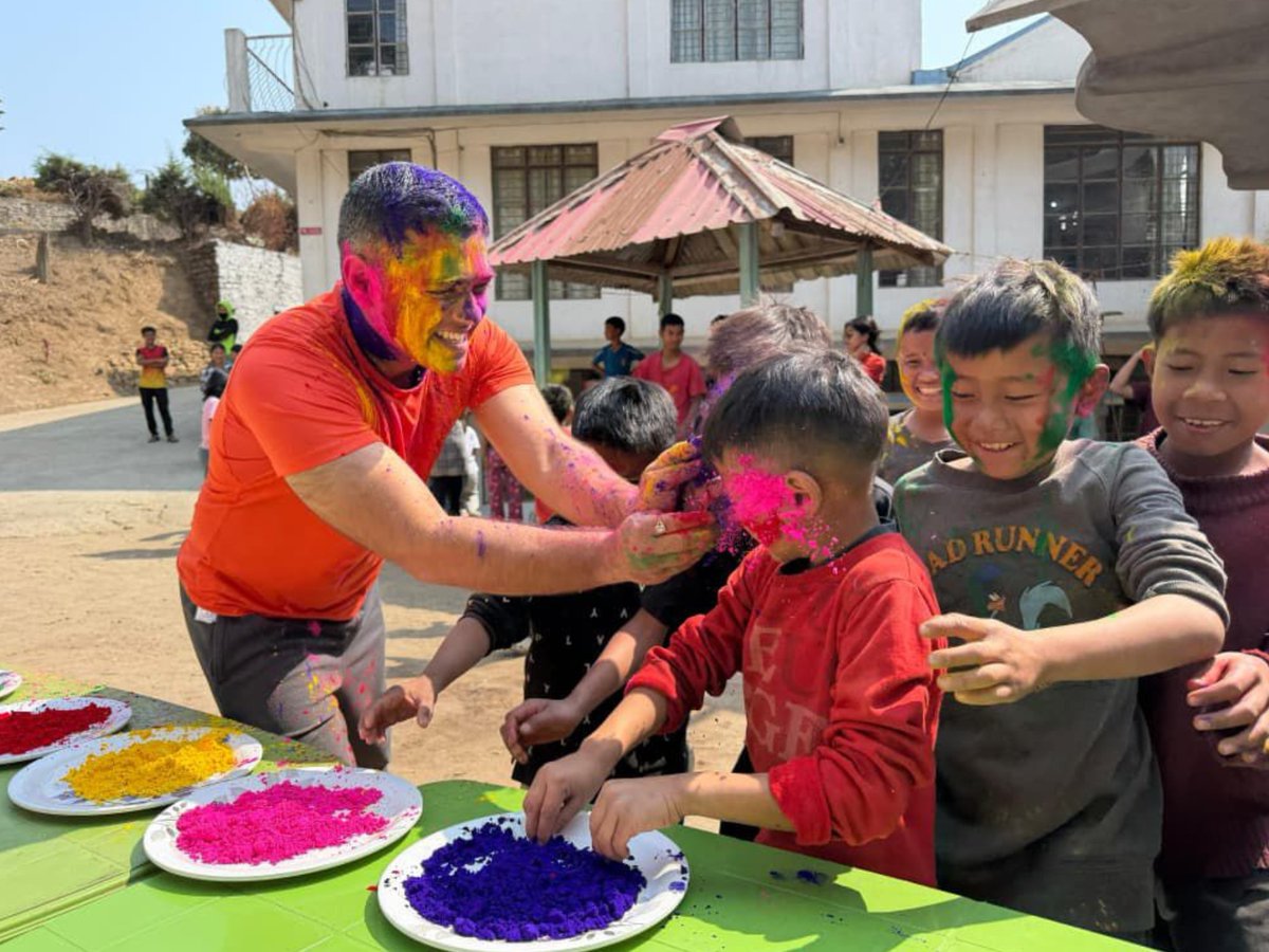 Spearcorps's tweet image. 𝗖𝗼𝗹𝗼𝘂𝗿𝘀 𝗼𝗳 𝗝𝗼𝘆, 𝗕𝗼𝗻𝗱𝘀 𝗼𝗳 𝗖𝗮𝗿𝗲

#AssamRifles under #SpearCorps celebrated a colourful #Holi with children of Zeme Orphanage Home, #Peren, #Nagaland, spreading joy and festive cheer.

#SpearCorps के अंतर्गत #AssamRifles ने Zeme Orphanage Home, #Peren,