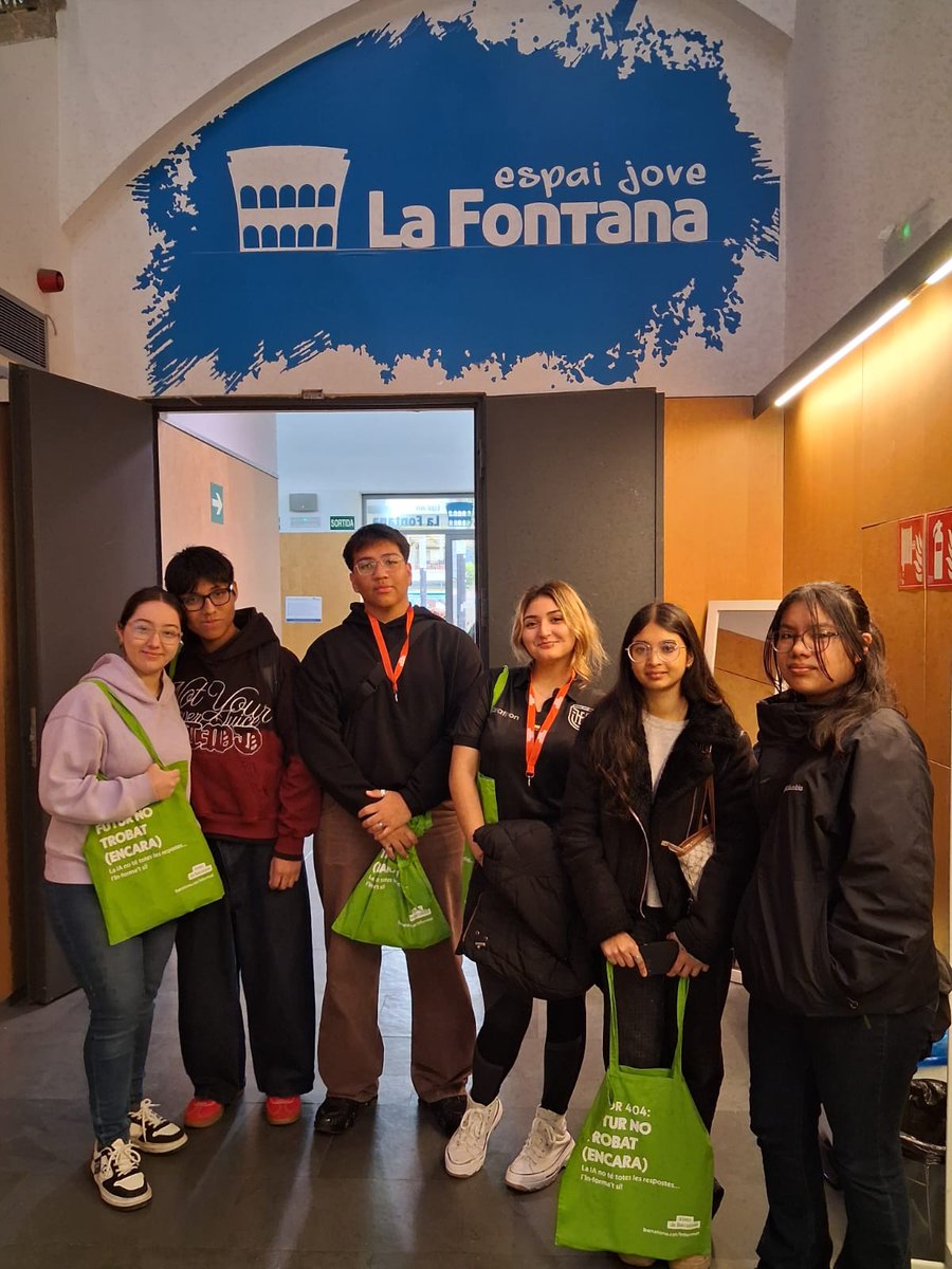 FPsanitariaVH's tweet photo. Un any més l’alumnat de diferents cicles del nostre centre han participat aquesta setmana en les jornades "De tu a Tu" que s'han realitzat al Casal de Joves de la Fontana, dins del programa IN-FORMA'T. @joves_barcelona 

#ISVH #Informat https://t.co/1ihtVDk335