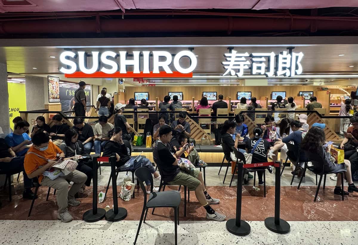スシロー運営の株価急落、北京店舗に当局が立ち入り検査査。
提供されたマグロから寄生虫の卵が見つかったとの通報により。

中国のいつものやり口だろ。
客がマグロの寄生虫の卵なんかわかるんかい？

業績低迷させ、中国企業の乗っ取りパターンだろ。

撤退したくら寿司が賢明である。