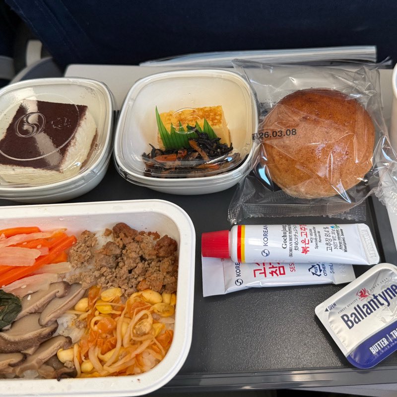 コチュジャンをこんなデカいチューブで渡されても……シェアでもするのか？
と思っていたら隣もその隣もまるまる一本ギュゥーッと歯磨き粉並みに最後まで使い切っていた
韓国恐るべし