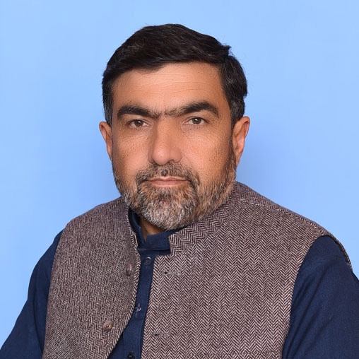 اس شخص کا نام عبد الطیف چترالی ہے، 1996 میں انہوں نے چترال میں پاکستان تحریک انصاف کی بنیاد رکھی، 28 سال محنت کے بعد الیکشن جیت کر MNA بنا اور اسمبلی میں خوب گرجتا رہا، ریاست نے 9 مئی مقدمے میں نااہلی کروایا، اور دس سال قید کی سزا سنانے کا اعلان کیا، چترالی صاحب عدالت گئے اور