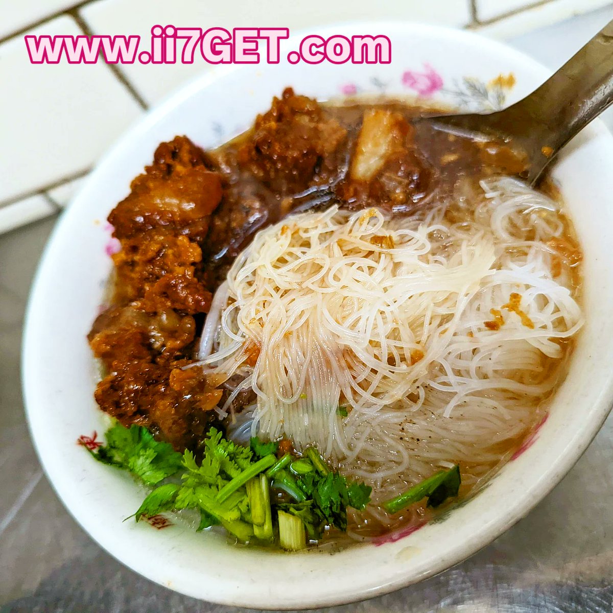 ii7GET's tweet photo. 台中の豊原廟東夜市にある大人気店「清水排骨麺」。揚げてから蒸したトロトロの豚あばら肉（スペアリブ）と、旨味たっぷりのスープが絡む絶品のご当地麺です。
https://t.co/sxsQZzYcT8

#ii7GET #豊原廟東夜市 #台湾グルメ ＃黄金スープ https://t.co/68H5YstVCo