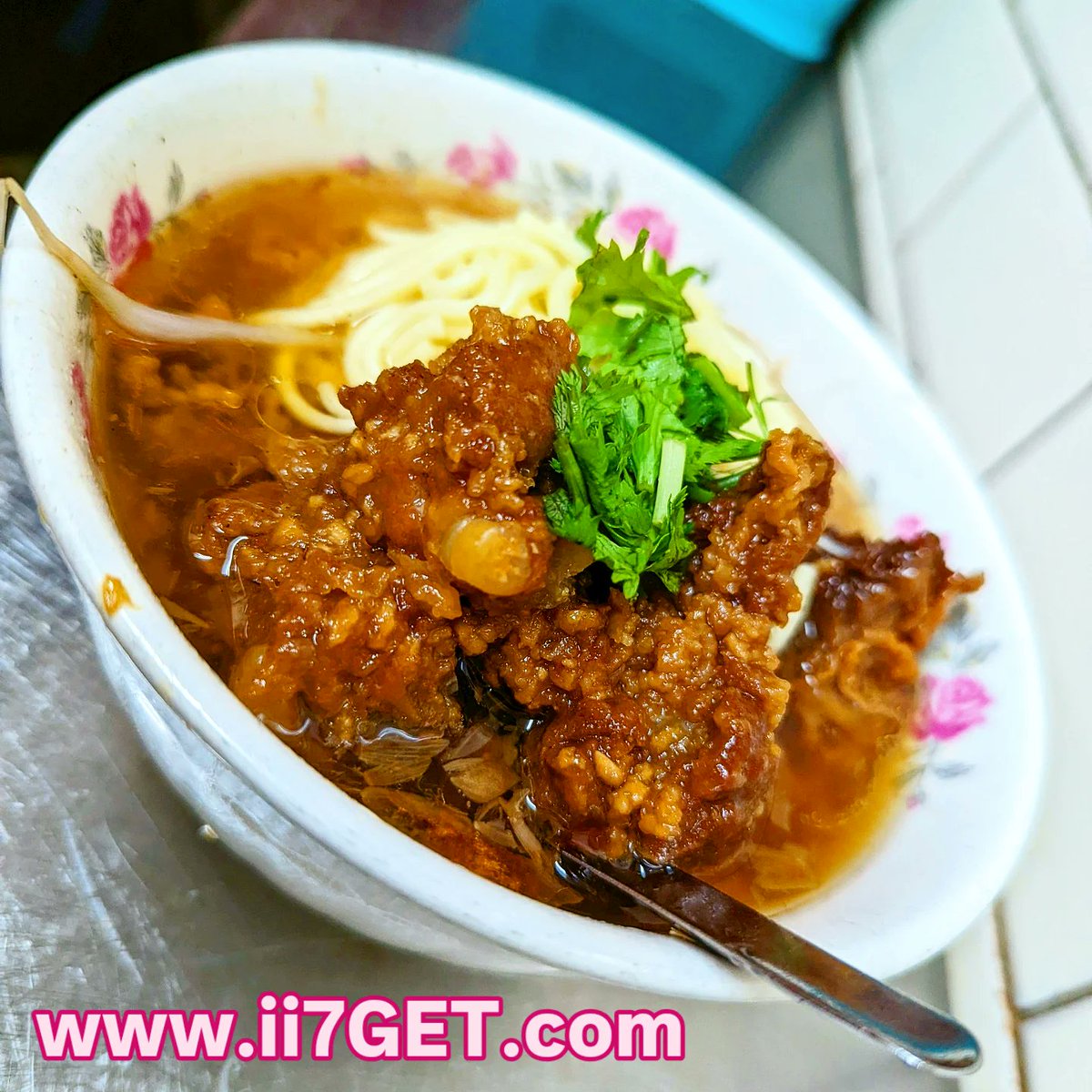 ii7GET's tweet photo. 台中の豊原廟東夜市にある大人気店「清水排骨麺」。揚げてから蒸したトロトロの豚あばら肉（スペアリブ）と、旨味たっぷりのスープが絡む絶品のご当地麺です。
https://t.co/sxsQZzYcT8

#ii7GET #豊原廟東夜市 #台湾グルメ ＃黄金スープ https://t.co/68H5YstVCo
