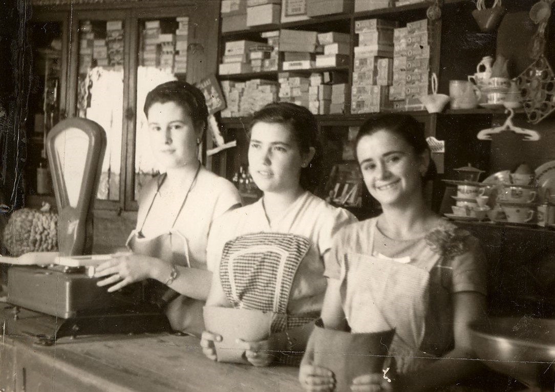 📸 Mujeres trabajando en una tienda en Cartagena (circa 1950)

📍 Fotografía procedente del Archivo de la Palabra y de la Imagen de Cartagena. Signatura: 20060511_D_08.