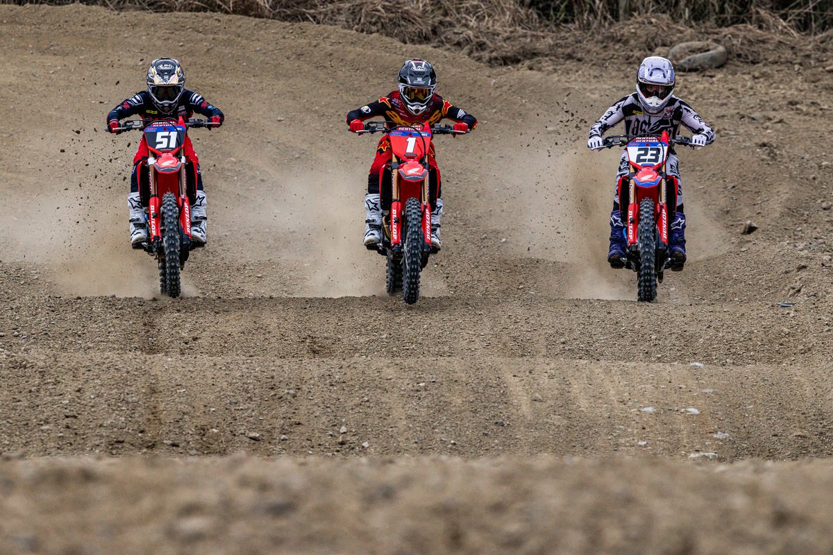 HondaJP_Live's tweet photo. 【2026 JMX 開幕まであと1週間！】

いよいよ来週、2026年全日本モトクロス選手権が幕を開けます！🏁
今シーズン、Hondaの誇りを胸に戦う注目の3ライダーをご紹介。

IA1クラス
#1 大倉由揮選手(Honda Dream Racing Bells)
ディフェンディングチャンピオンの風格漂う走りに期待！ゼッケン1を背負い、連覇を狙います。

IA1クラス
#23 ジラッジ・ワナラック選手(Honda HRC Asia)
タイから参戦の若き才能。アジアのトップライダーとして、日本のIA1クラスにどのような旋風を巻き起こすか注目です！

IA2クラス
#51 柳瀬大河選手(Honda Dream Racing)
さらなる飛躍を誓う柳瀬選手。持ち前のスピードに磨きをかけ、IA2クラスの頂点を目指して突き進みます！

新生Hondaチームの熱い走りを、ぜひコースサイドで、そしてSNSでの応援で後押ししてください！📣
今シーズンも応援よろしくお願いします！