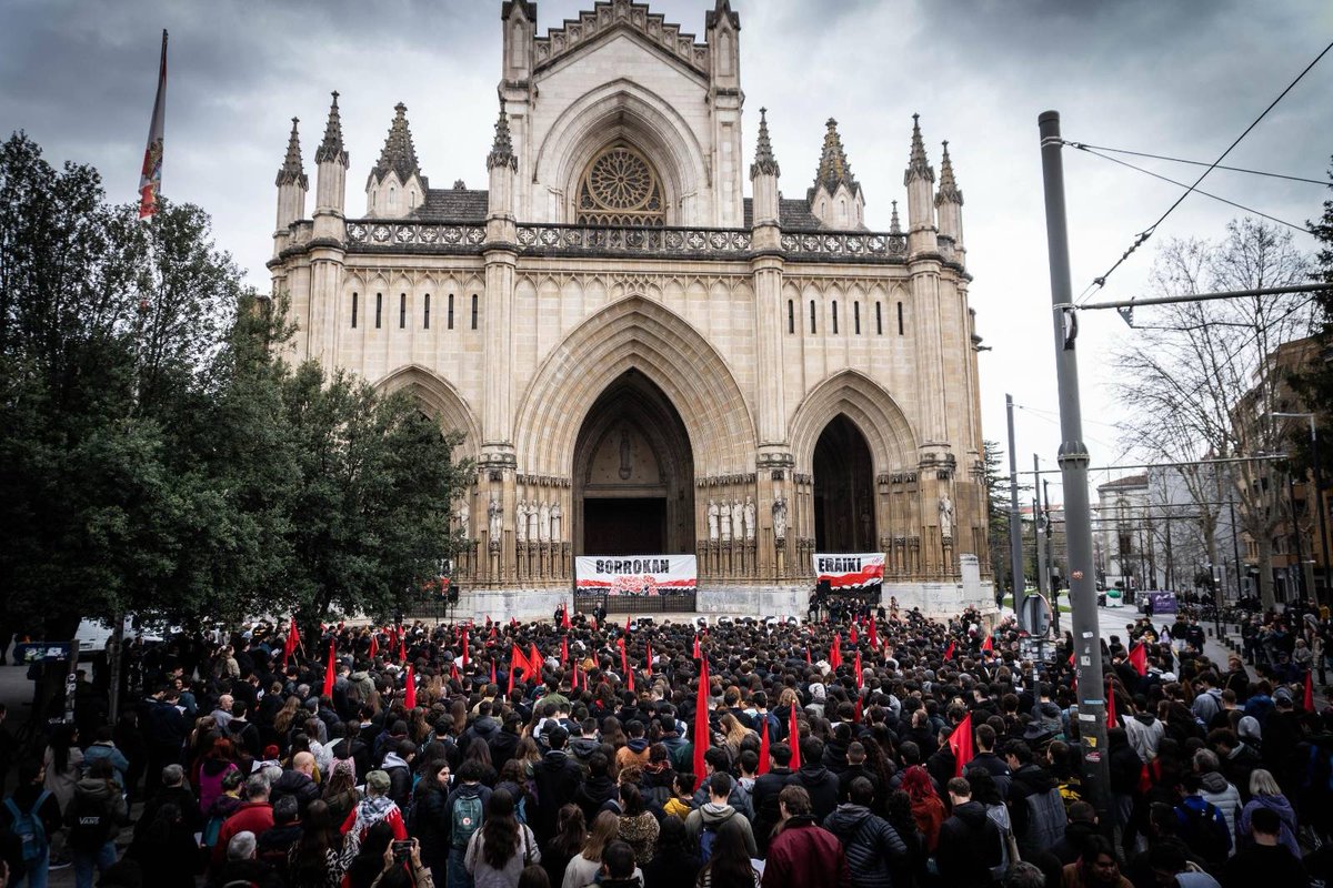 IAS_Gasteiz's tweet photo. M3 BORROKA EZ DA ETEN!
Kaleak milaka ikaslez bete ditugu Gasteizko IASetik martxoaren 3ko 50. urtemugan.

Eraildako bost langileak omendu eta memoria iraultzailea zabaldu dugu.

Klase batasuna oinarri hartuta, sozialismoaren bidean lanean jarraituko dugu! https://t.co/crBqCurrKt