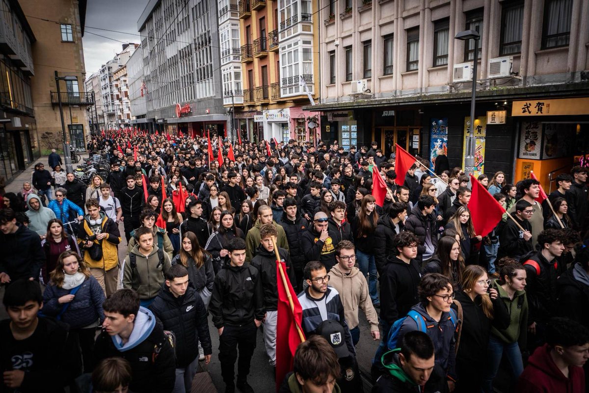 IAS_Gasteiz's tweet photo. M3 BORROKA EZ DA ETEN!
Kaleak milaka ikaslez bete ditugu Gasteizko IASetik martxoaren 3ko 50. urtemugan.

Eraildako bost langileak omendu eta memoria iraultzailea zabaldu dugu.

Klase batasuna oinarri hartuta, sozialismoaren bidean lanean jarraituko dugu! https://t.co/crBqCurrKt
