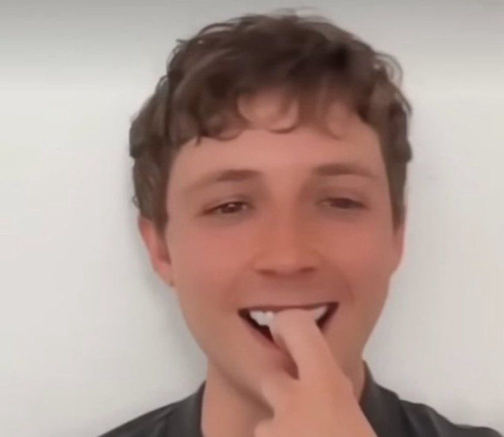 V // Current read: Heated Rivalry ❤️ tweet media