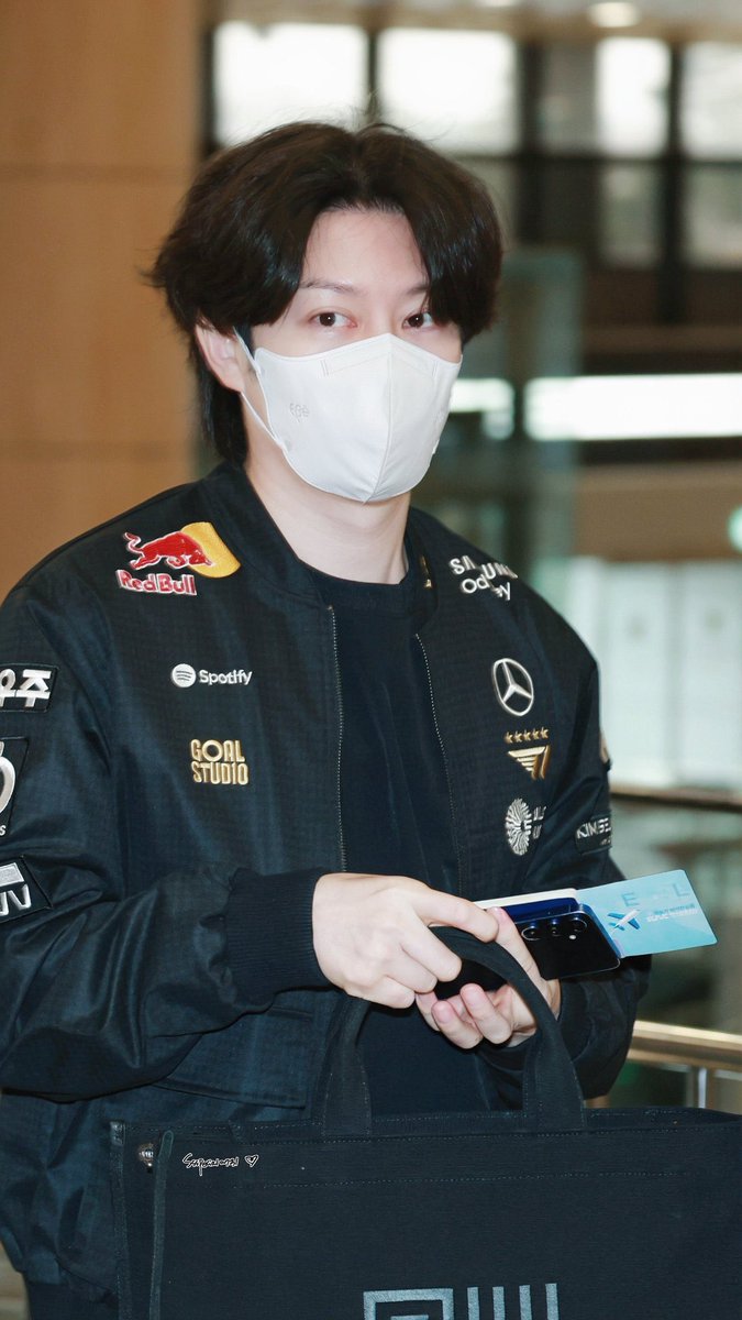 tumben dress up serving airport fashion looking so ganteng lakik bgt gini and not to mention how his chest and shoulder look broader and SO fine as well. curiga sampe di jepang langsung mau ngedate sama si pjs itu sebelum rehearsal konser