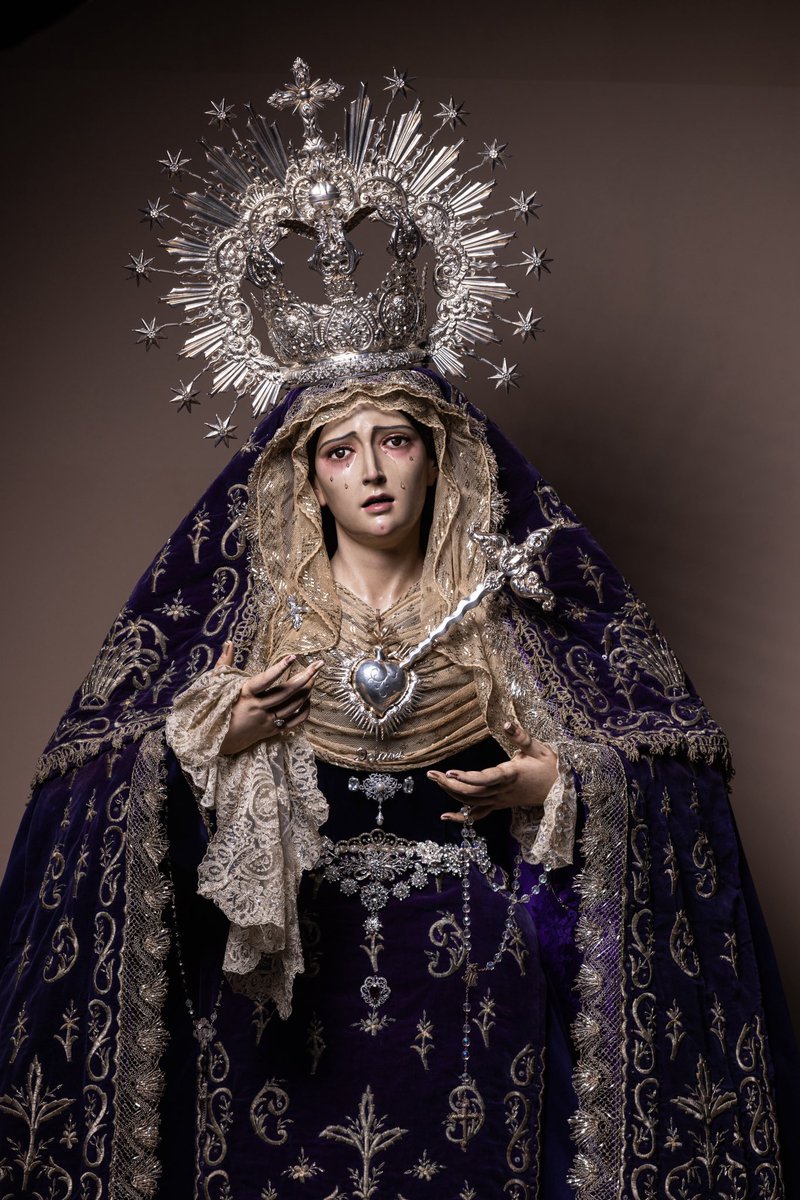 DoloresPtoTorre's tweet photo. 🪡 Nuestra Señora de los Dolores luce ataviada para sus cultos cuaresmales con terno morado y plata con bordados antiguos, arreglada por su vestidor D. Javier Nieto. https://t.co/3H0NQQwBTR