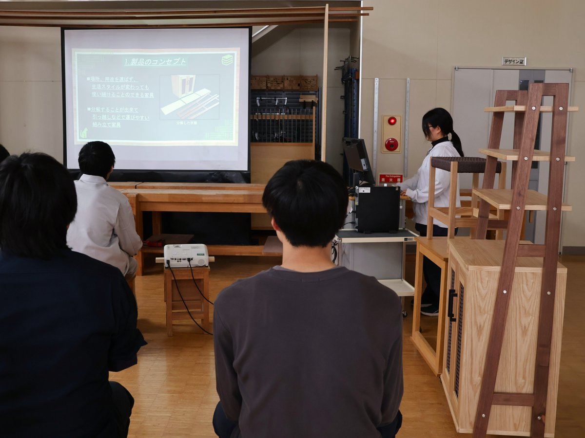 monotechobihiro's tweet photo. 皆さんこんにちは、帯広高等技術専門学院の造形デザイン科です。
２年生が制作した修了作品のプレゼンテーションを実習場で行いました。
木材加工だけではなく、デザインからプレゼンテーションまでをやり遂げ、訓練生は自信を深めたように思います。 https://t.co/YswNyEhLW1