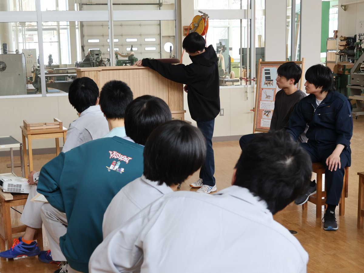 monotechobihiro's tweet photo. 皆さんこんにちは、帯広高等技術専門学院の造形デザイン科です。
２年生が制作した修了作品のプレゼンテーションを実習場で行いました。
木材加工だけではなく、デザインからプレゼンテーションまでをやり遂げ、訓練生は自信を深めたように思います。 https://t.co/YswNyEhLW1