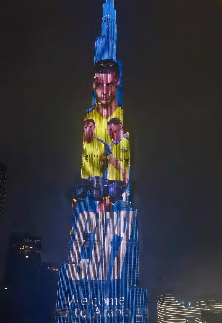 TeamCRonaldo's tweet image. Cristiano Ronaldo lights up the Burj Khalifa, Dubai UAE. 🇦🇪🔙