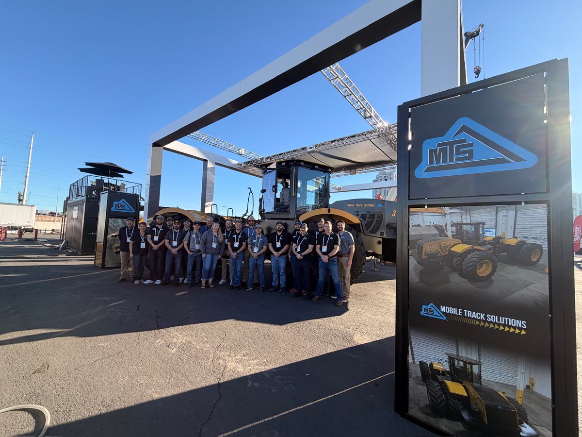 MobileTrackSol's tweet photo. Today is #NationalEmployeeAppreciationDay! 🙌 What a better way to celebrate than with the final two days of @conexpoconagg. 

Big thanks to this crew for making the past week happen! And to all those behind the scenes, back home in Elkader, too. https://t.co/BALQNopYvb