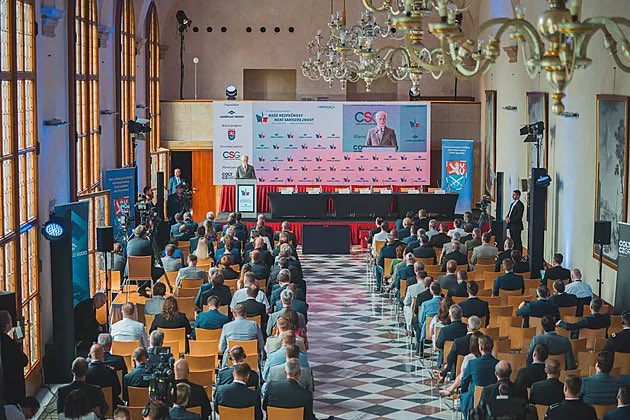 PetrHolec's tweet photo. Taky jste si všimli, že vyhrožování amerického velvyslance Česku, že utrácí málo za zbrojení, sponzoruje zbrojař Strnad, který platí @PetrKol15555896? Je tohle normální? Nezbláznil už se fakt gumák @prezidentpavel a jím z našich daní placení presstituti úplně?‼️🫣 https://t.co/7nAdiCdbrW