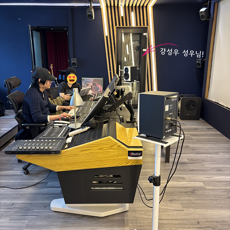 태주 역의 장서화, 의현 역의 강성우
두 성우님의 녹음 현장을 공개합니다✨

혼신을 다한 두 성우님의 연기에 
현장에 있던 담당자도 숨죽여 지켜봤다는… 👀

두 성우님의 목소리를 만나게 될 그날까지

<물가의 밤> 애니메이션과 두 성우님께 
독자님들의 많은 관심과 응원 부탁드려요!💙