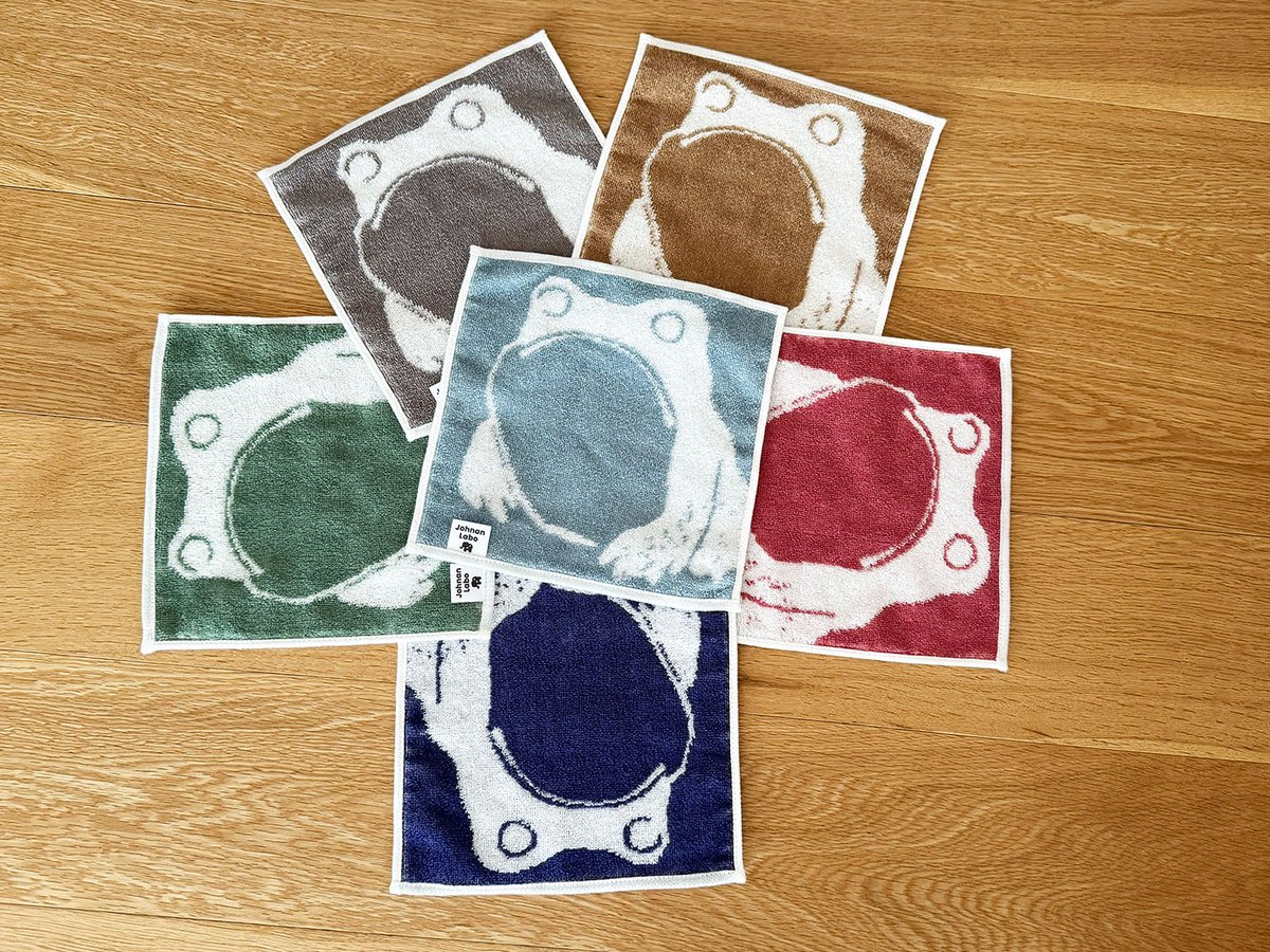 ＼江戸時代の激ゆるキャラがタオルハンカチに降臨！🐸✨／

200年以上前の謎の絵師・松本奉時《がまがえる》
タオルケットで大人気だったあの柄が
21×21cmのタオルハンカチサイズに！🐸💦

このじーっと見つめてくる表情…
かわいい？ ありがたい？ 縁起めっちゃ良さげ？
→全部アリ（たぶん）😆