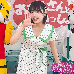 __runa__ru___'s tweet photo. これはあかんwwww 
歌のお姉さん収録終わりに襲われてるwwww https://t.co/BwnpbT0DL6