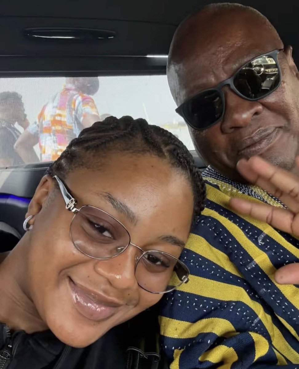 As NDC footsoldiers  dey suffer, president dey chill with his daughter.
#Ghanaat69 #IndependenceDay #6thmatch