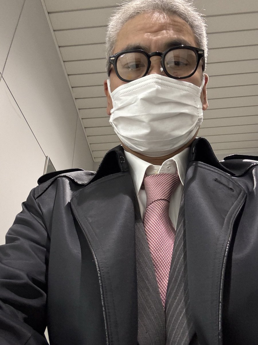 今日は、年に一度のスーツを着る日
相変わらずネクタイの結び目汚い、、、

そして不覚にも卒業生答辞で泣いてしまった😅