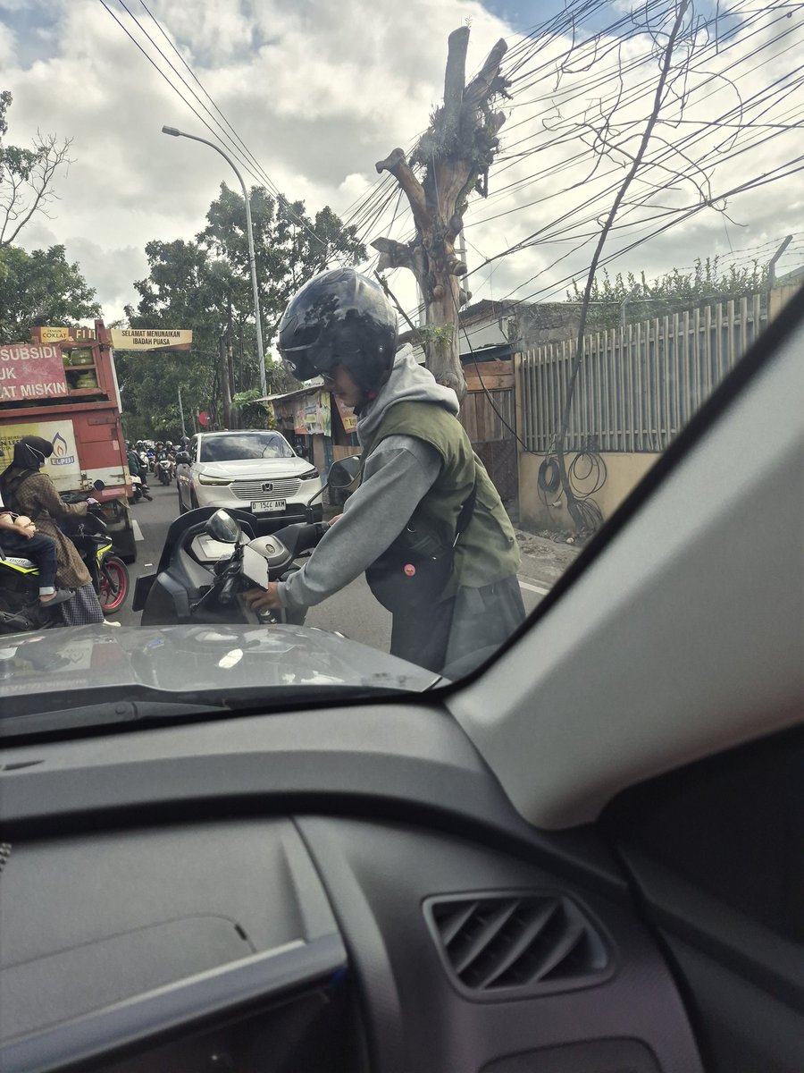 trisetia_sari's tweet photo. Hati2 sama Aa ini ya. Kemarin saya ditabrak mobilnya, dia ga kabur, tapi ga minta maaf juga. Cuma dikasih no hp. Tapi ternyata nomor saya diblokir. Lokasi tabrak di Jl. Rumah sakit. @infobdg @bdgfess @BaseBDG https://t.co/MhHwsf3yeW
