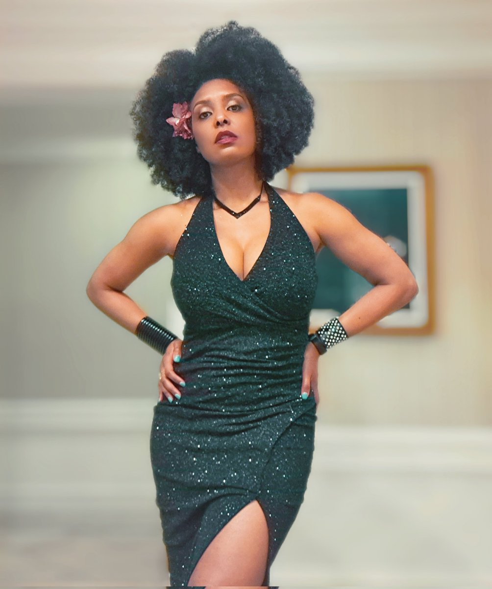 Jessie_Wagner's tweet image. Showtime.... #giglife #werking #onthejob #jessiewagner #afro