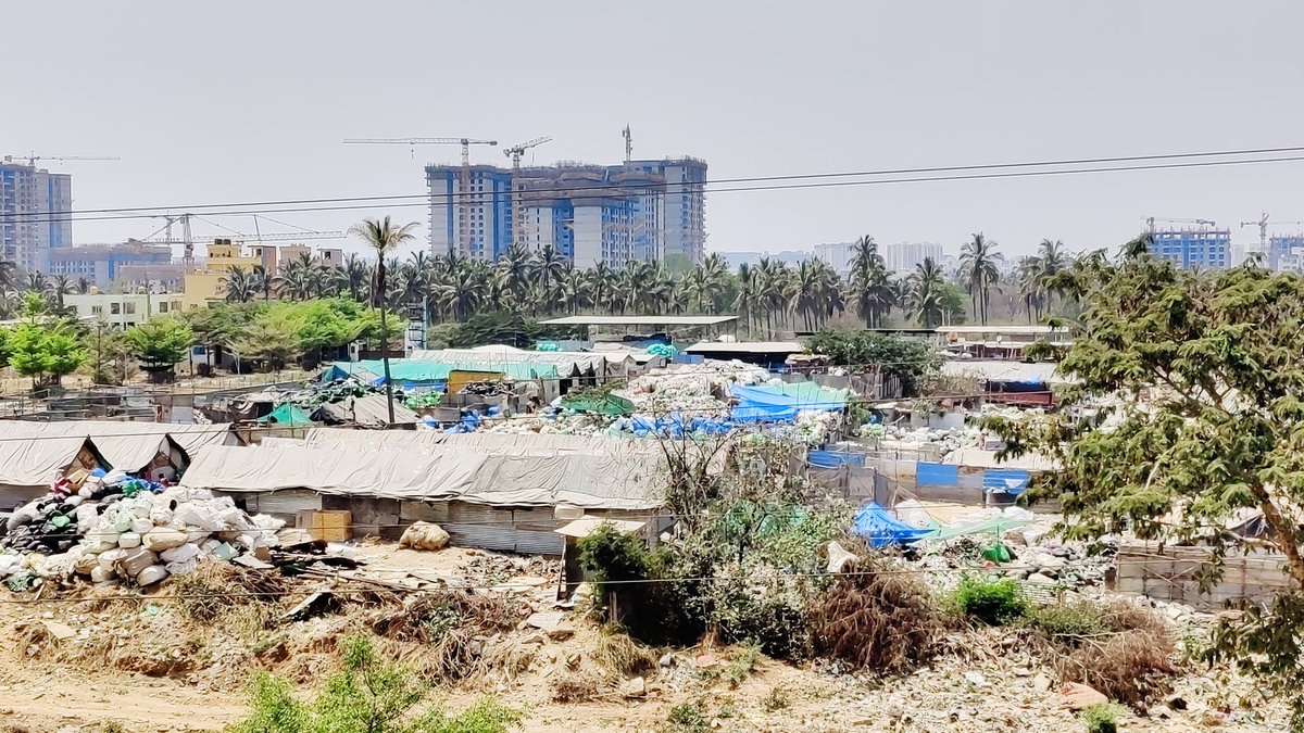 Vaiahali7's tweet photo. SDA balagere and others who want quality of life here have to bear with this view from balcony. All complaints for Open defecation, constant stench due to garbage in front plot and not to forget the health issues due to garbage burning are being ignored. @bbmpcommr @DHFWKA https://t.co/SMONoPqKPh