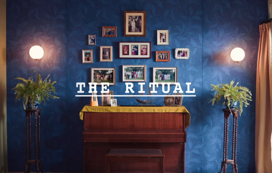 WatchmenID's tweet photo. Episode 3 nya, The Family Ritual! Masih berkutat dengan kecanggungan bareng keluarga besar, masih bergumul juga dengan kebiasaan overthinking.

Dari semua episode, ini yang kerasa paling thrilling-- karena melibatkan banyak orang wkwk. Eksekusinya menarik sihh. https://t.co/s8ciy7aguP