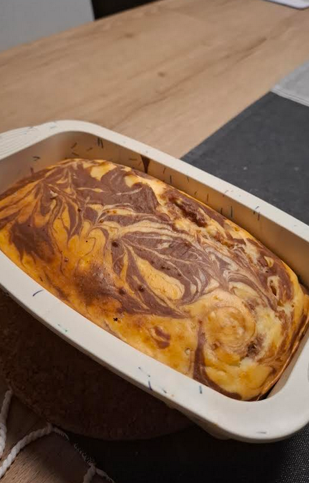 solisteres's tweet image. High Protein Marble Cake 🍰🍌🍫

- 180 g flour
- 2 ripe bananas (mashed)
- 2 eggs
- 400 g Skyr
- 1 tsp baking powder
- 80 ml milk

for the dark batter: 
just add 2 tsp low fat cocoa powder
#lowfat #noaddedsugar #highprotein