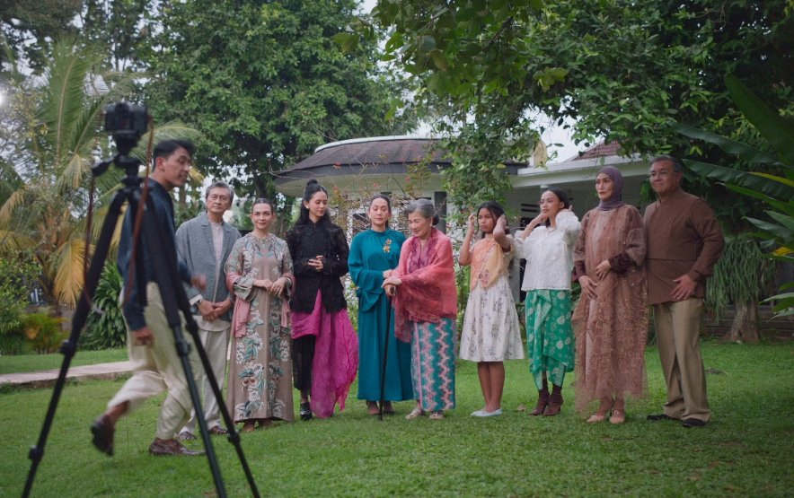 WatchmenID's tweet photo. Episode 3 nya, The Family Ritual! Masih berkutat dengan kecanggungan bareng keluarga besar, masih bergumul juga dengan kebiasaan overthinking.

Dari semua episode, ini yang kerasa paling thrilling-- karena melibatkan banyak orang wkwk. Eksekusinya menarik sihh. https://t.co/s8ciy7aguP