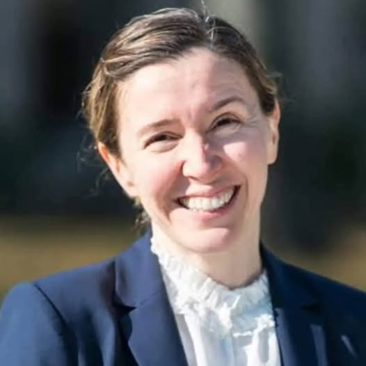 Şimdi kim bu kadın desem, ben dahil herhalde bir çoğumuz cevap veremez...
Ama öyle bir kadın ki, Bilim Dünyası onu konuşuyor, aslında Türkiye'nin gurur duyması gereken bir kadın....
Adı Asu Özdağlar...
43 yaşında...
2 çocuk annesi...
ODTÜ Elektrik - Elektronik mezunu...
Peki