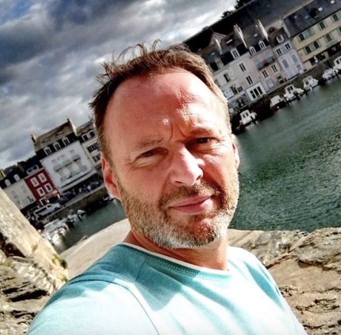 🕊️ 🇫🇷 Aujourd’hui, Fabrice Moello aurait dû célébrer ses 54 ans. Il est mort au péage d’Incarville, dans l'Eure, lors de l'évasion de Mohamed Amra, le mardi 14 mai 2024, avec son collègue Arnaud Garcia. Il était père de deux enfants…

N'oublions jamais. 💫