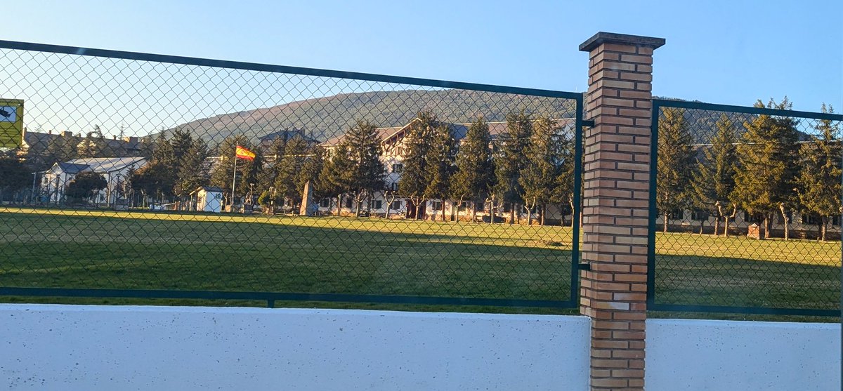 PuyalonVielloAr's tweet image. 🪖 Escuela Militar de Montaña y Op. Especiales en Acuartelam. San Bernando, ocupa aprox 80.500 m2 en el centro de #Chaca
🚁 Con 80 años de historia, desde el franquismo ocupa el centro de las operaciones del ejército en Montaña, cediendo espacio al #GREIM #GuerrasinMaletas 2 ⏬⏬