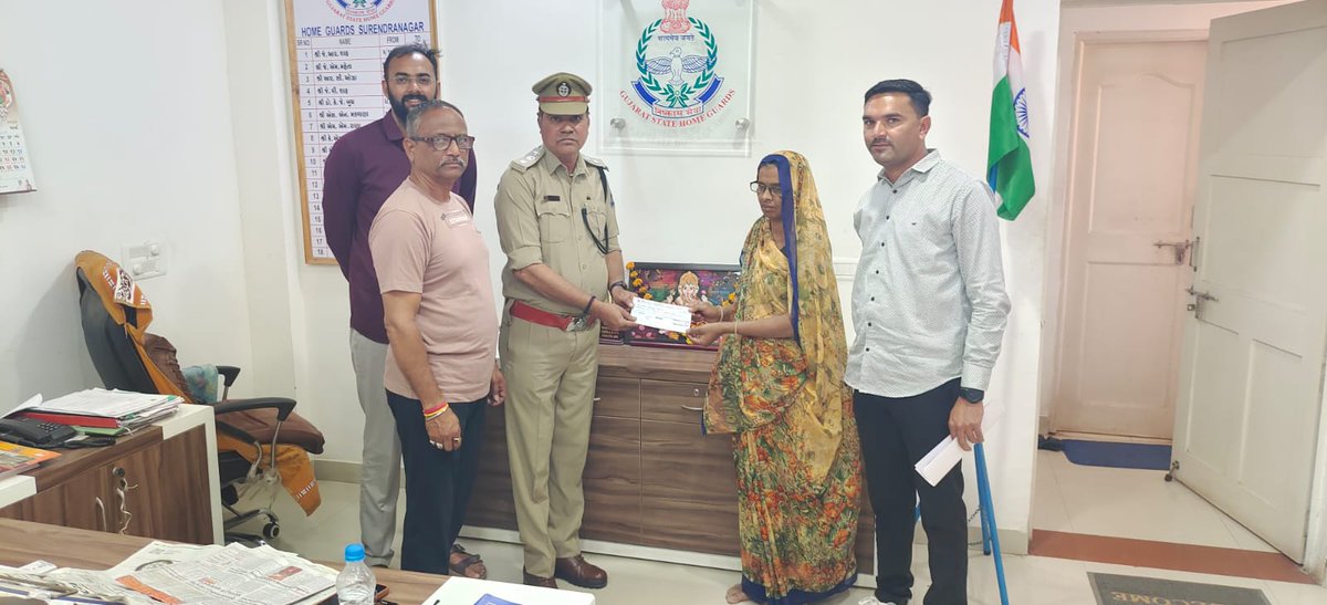 અત્રેના જીલ્લના લખતર યુનીટના સભ્યશ્રી ડી. ડી. ૫રમાર તેમજ થાનગઢ યુનીટ કચેેરીના સભ્ય સ્વ. આર. કે. ૫રમાર ની અવશાન સહાય  રૂ.૧,૫૫,૦૦૦/-ની  કલ્યાણનિધિ ફંડ માંથી સહાય મંજુર કરતાં તા.૬-૦૩-૨૦૨૬ ના રોજ જિલ્લા કમાન્ડન્ટશ્રી યોગેશભાઇ પંડયાના  હસ્તે તેમના વારસદારોને  ચેક એનાયત કરવામાં આવેલ.