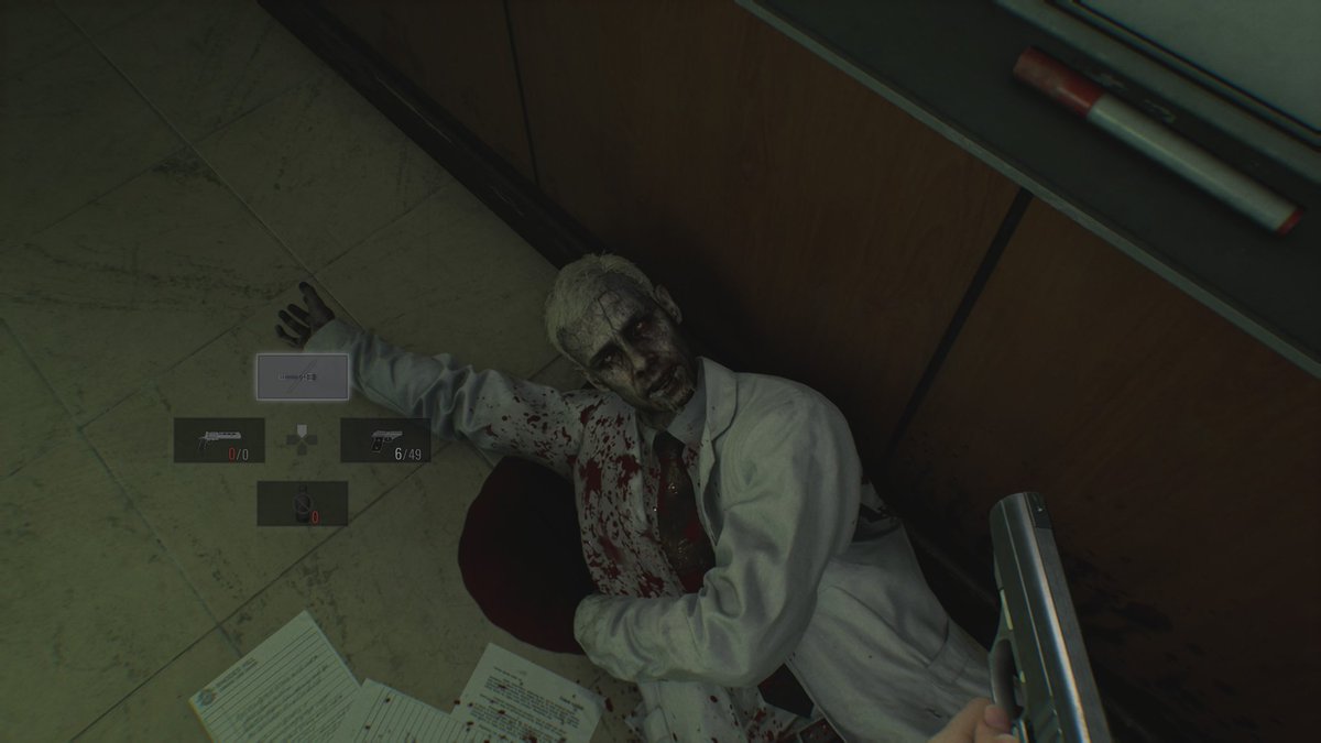 Actualización sobre el modo "Locura" de RE: Requiem. Ayer le volé la cabeza a una cantaora con la Requiem para coger el ácido y me dispongo a ir  al ala médica a colocarle el corazón al cuerpo que está en la camilla. Es un modo que ahoga. #ResidentEvilRequiem #REBHFun