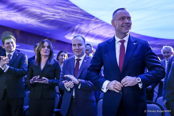 "Po to zostałem prezydentem Polski, aby UE nie stała się jednym państwem z województwem, które nazywa się Polska. - Prezydent RP Karol Nawrocki podczas XI Europejskiego Kongresu Samorządów."
za Kancelaria Prezydenta RP