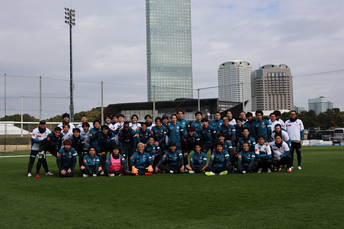 consaofficial's tweet photo. 1月から始まった長い長いキャンプの全体トレーニングが本日で終了🔴⚫️
トレーニング終了後に集合写真を撮影しました📸

#consadole #コンサドーレ
#チームの皆さんお疲れ様でした
#沖縄 #熊本 #千葉 #キャンプ https://t.co/t6rs4rg9iQ