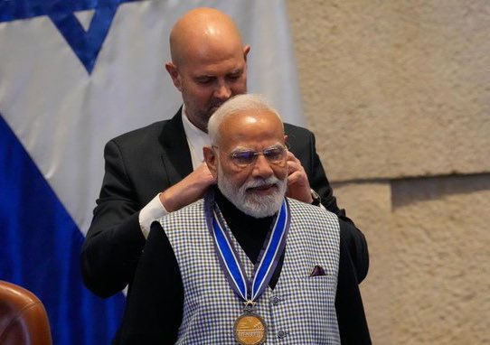 आज पता लगा, 

गले में Medal नहीं,
पट्टा डलवाया था।