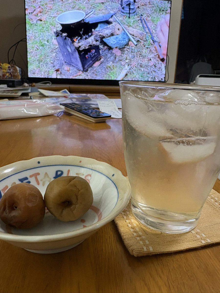666massan's tweet photo. ヒロシチャンネル🔥観ながら、自家製梅酒を呑む夕方。
#梅酒
#4年もの
#ヒロシチャンネルは昔のが好き🔥 https://t.co/pRBths9vaY