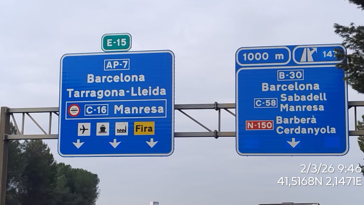 llenguacatalana's tweet photo. Ja s'estan esmenant els rètols incorrectes que s'havien instal·lat en diverses vies de circulació per adequar-los als criteris vigents. https://t.co/C6z06kuXWl