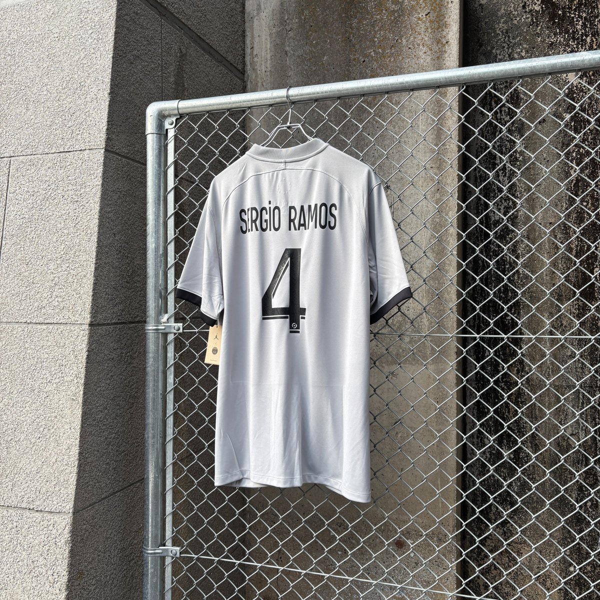 fcFA_JAPAN's tweet image. 🩶🏀 Vintage Shirts 🏀🩶

" PSG 22-23 AWAY #4 SERGIO RAMOS "

他にも様々なクラブ、代表のヴィンテージシャツを
取り揃えています🤩🌟
実店舗のみの販売となりますので
実際にお手に取ってご覧ください👀

ご来店お待ちしております🙇‍♂️

#PSG #ParisSaintGermain #Ramos #SergioRamos