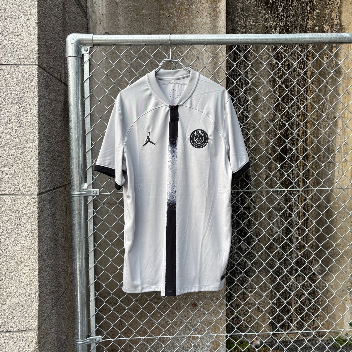 fcFA_JAPAN's tweet image. 🩶🏀 Vintage Shirts 🏀🩶

" PSG 22-23 AWAY #4 SERGIO RAMOS "

他にも様々なクラブ、代表のヴィンテージシャツを
取り揃えています🤩🌟
実店舗のみの販売となりますので
実際にお手に取ってご覧ください👀

ご来店お待ちしております🙇‍♂️

#PSG #ParisSaintGermain #Ramos #SergioRamos