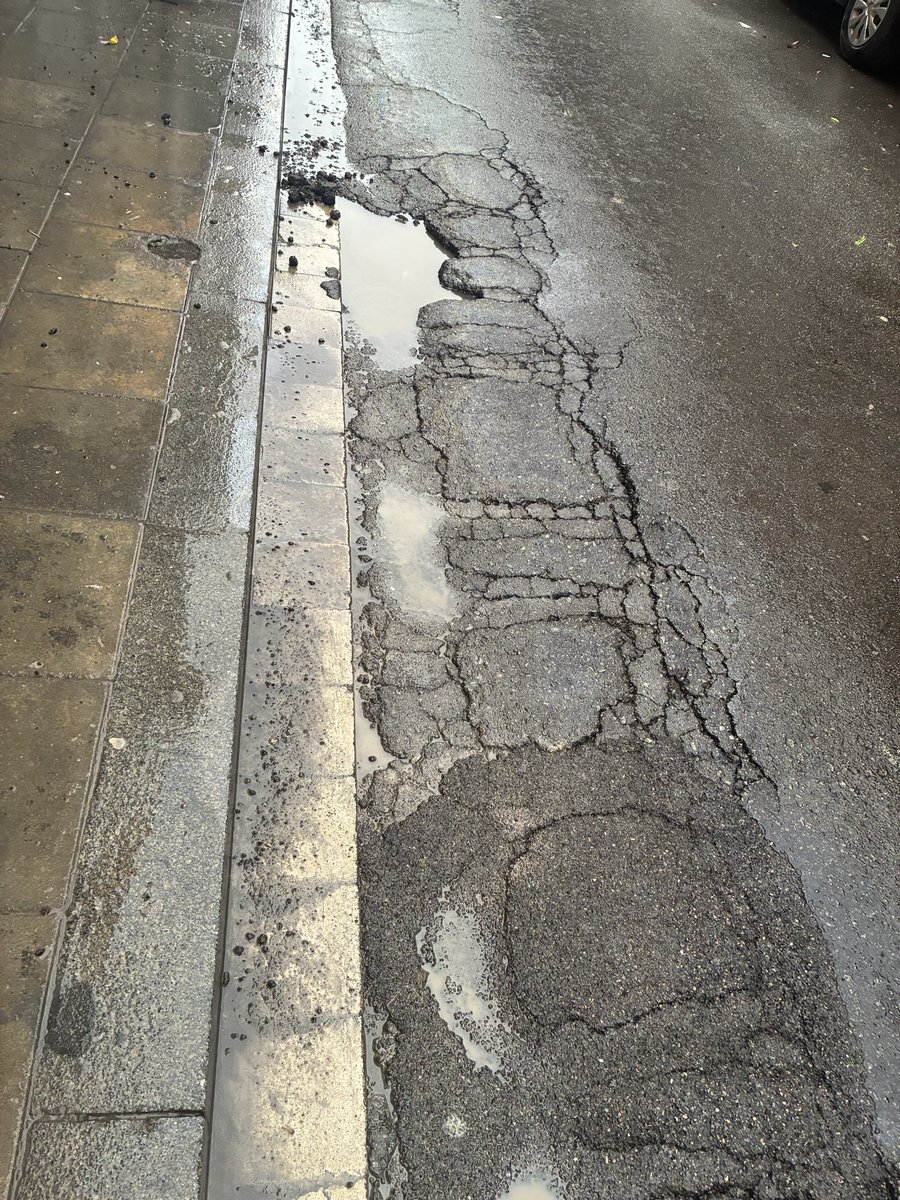 Torrassa12CA's tweet photo. Hola @LHAjuntament 

Aquest carrer es un camí segur?  

Carrer Rafael Campalans cantonada amb carrer dels Mare de Déu dels Desemparats 

#CamíEscolarSegur #CollblancLaTorrassa https://t.co/oZgKtuxsjo