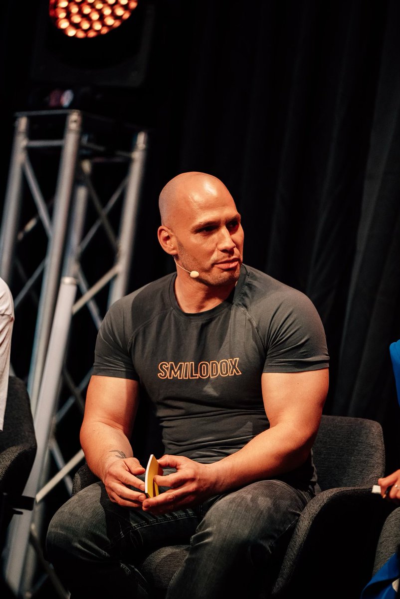 Flying Uwe tweet media