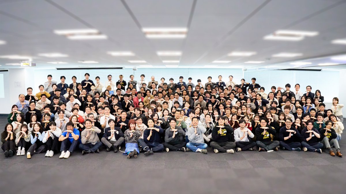 techtouch_inc's tweet photo. 2月27日、 #テックタッチ は創立 #8周年 を祝う全社イベントを開催しました！🎉
当日は北は北海道、南は鹿児島まで。全国から200名を超える社員が一堂に会しました。有志で構成されるコミュニケーションワーキングチームが半年間かけて準備した懇親のコンテンツで、会場は大盛り上がり。
「テックタッチ AI Hub」や「AI Central Voice」といった新事業の急成長報告に加え、8年間の歩みを辿るチーム対抗クイズで、これまでの歴史とこれからのビジョンを全員で共有しました。
3月1日の創立記念日を前に、9年目への決意を新たにした最高の一日。
さらに加速するテックタッチにご期待ください🌟
