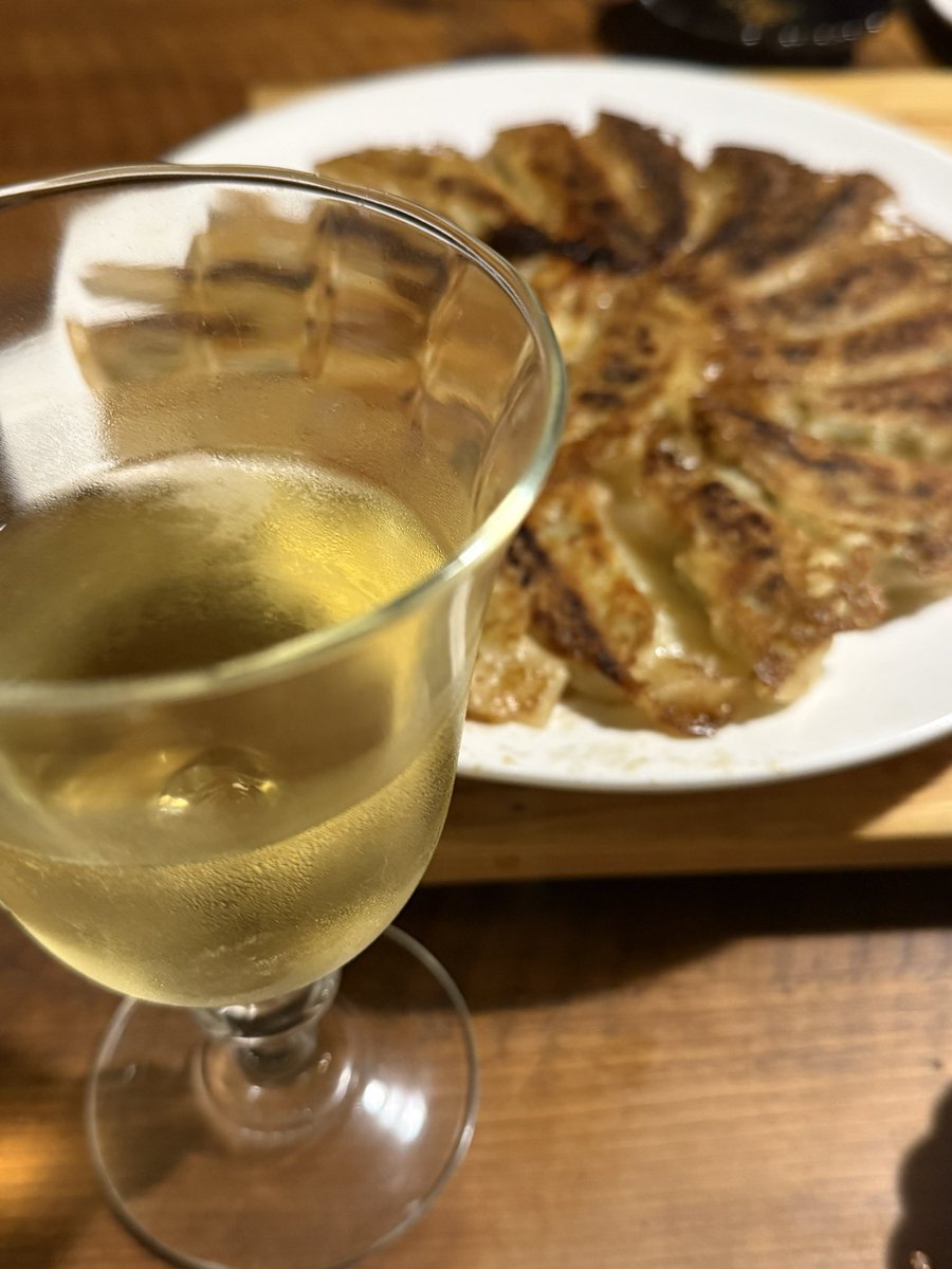 昨日の晩御飯の餃子、上手に焼けて満足🫶🏻
#餃子　#ワインと餃子