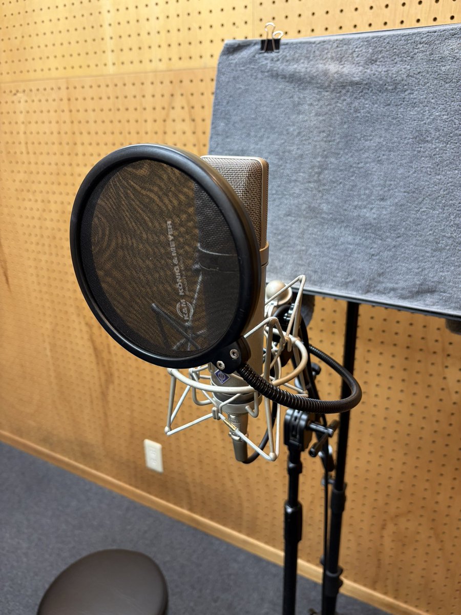 大切な配信の日が近づくころ、声の置き場所をそっと探したくなる瞬間があります。

マイクの前で深呼吸をひとつ。
言葉より先に気持ちが整っていきます。
声に込めた想いは、きっと届きます。

そのときは、神宮前レコーディングスタジオを思い出してください。