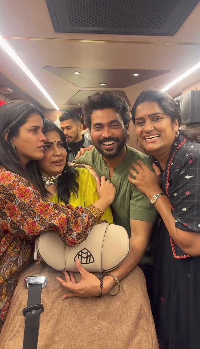 cbnnara's tweet photo. Scrap batch motham ikkada vundhi ga 🤢🤢 
Van lo emi pani 🧐.miku pub lo baga alavaatu aa ga 
Fans meet kuda pub arrange chaysaru ga 😄

#ThanujaPuttasswamy 
#BiggBossTelugu9 https://t.co/44F5FWhGVL
