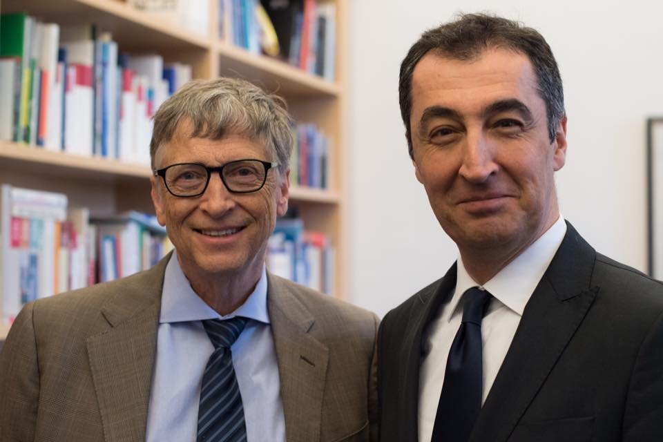 "Heute spannendes Gespräch mit Bill Gates zu globaler Gerechtigkeit und Gesundheit. Hoffen, dass USA sich nicht aus internationaler Verantwortung stehlen. Auf Deutschland kommt es jetzt an."

Zur Pandemie Planung?

Oder bzgl. dem Graichen Agora-Netzwerk, in dem Sigl-Klöckner