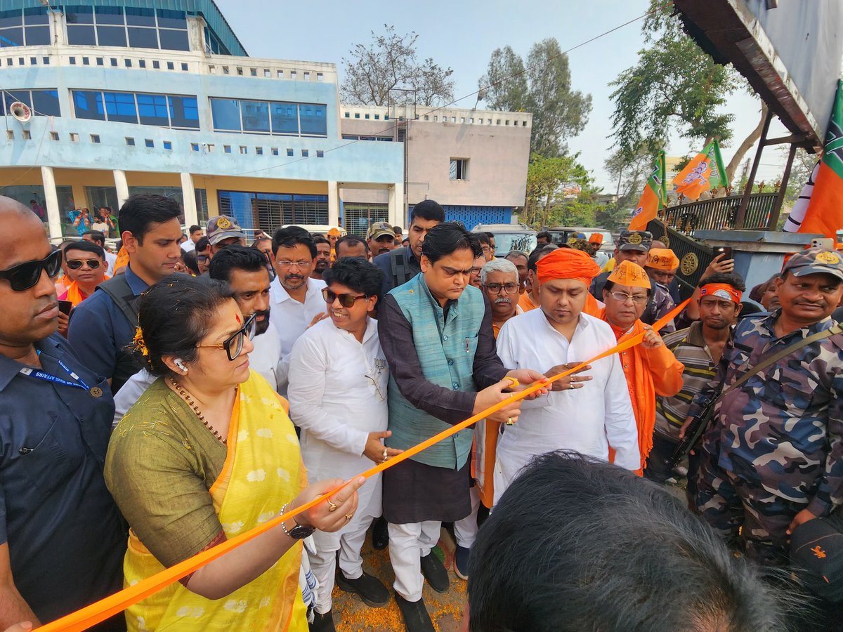 Shantanu_bjp's tweet photo. পাল্টানো দরকার, চাই বিজেপি সরকার।
আমাদের বনগাঁ লোকসভায় আজ পরিবর্তন সংকল্প যাত্রার শুভারম্ভ হল। স্বরূপনগর বিধানসভার তেতুলিয়া থেকে শুরু হয়ে ধীরে ধীরে গাইঘাটা, বনগাঁ, বাগদা, হরিণঘাটা ও কল্যাণীর বিভিন্ন স্থানে এই যাত্রা সংগঠ���ত হবে। #PaltanoDorkarChaiBJPSorkar https://t.co/CSEWexTSzS